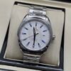 Omega — esfera blanca texturizada con detalles azules y brazalete de acero