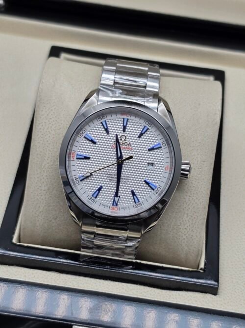 Omega — esfera blanca texturizada con detalles azules y brazalete de acero