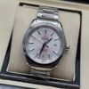 Omega — esfera plateada texturizada con detalles rojos y brazalete de acero
