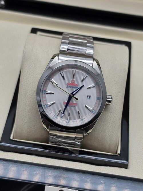 Omega — esfera plateada texturizada con detalles rojos y brazalete de acero