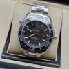 Omega — esfera negra, bisel negro y brazalete de acero