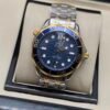 Omega — esfera azul ondulada, bisel dorado y brazalete bicolor