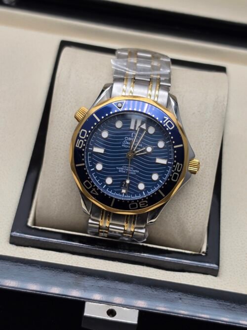 Omega — esfera azul ondulada, bisel dorado y brazalete bicolor
