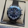 Omega — cronógrafo con esfera azul, bisel azul y correa de caucho negra