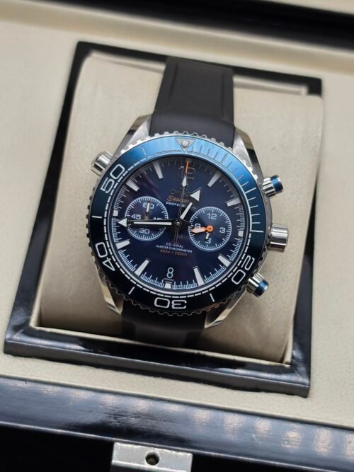 Omega — cronógrafo con esfera azul, bisel azul y correa de caucho negra
