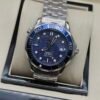 Omega — esfera azul ondulada, bisel azul y brazalete de acero