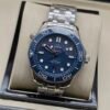 Omega — esfera azul ondulada, bisel azul claro y brazalete de acero