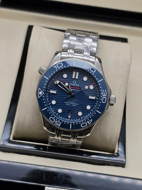 Omega — esfera azul ondulada, bisel azul claro y brazalete de acero