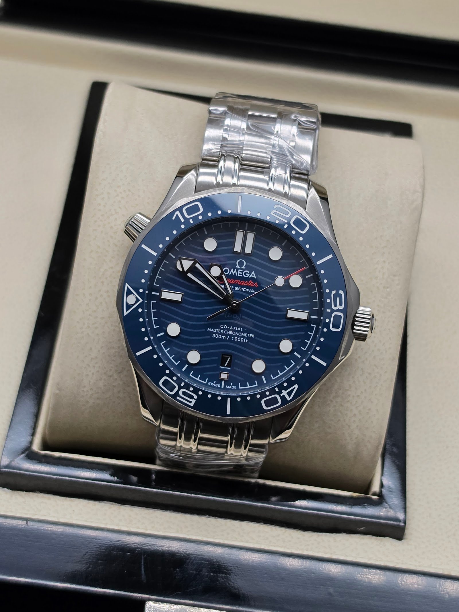 Omega — esfera azul ondulada, bisel azul claro y brazalete de acero