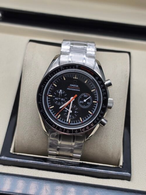 Omega — cronógrafo con esfera negra y detalles naranjas, brazalete de acero