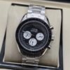 Omega — cronógrafo con esfera negra y subesferas blancas, brazalete de acero