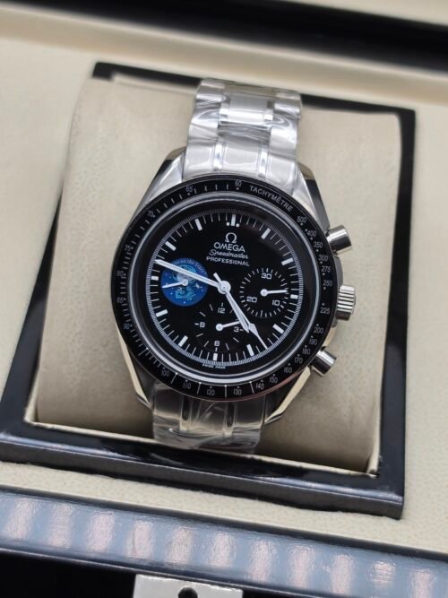 Omega — cronógrafo con esfera negra y detalle azul, brazalete de acero