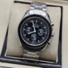 Omega — cronógrafo clásico con esfera negra y brazalete de acero