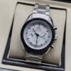 Omega — cronógrafo con esfera blanca y brazalete de acero