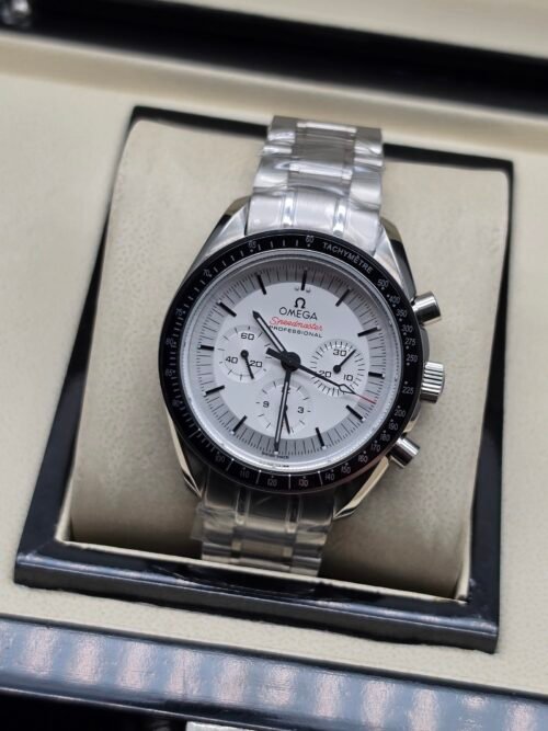 Omega — cronógrafo con esfera blanca y brazalete de acero