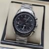 Omega — cronógrafo con esfera negra con detalles de colores y brazalete de acero