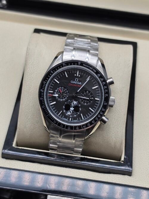 Omega — cronógrafo con esfera negra con detalles de colores y brazalete de acero