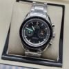 Omega — cronógrafo con esfera negra y agujas de colores, brazalete de acero