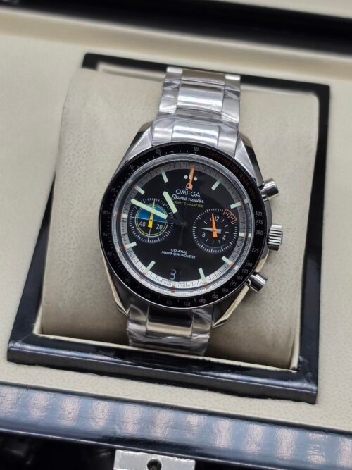 Omega — cronógrafo con esfera negra y agujas de colores, brazalete de acero