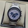 Omega — cronógrafo con esfera plateada texturizada y subesferas azules, brazalete de acero