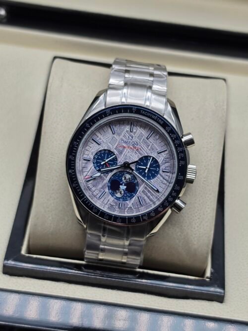 Omega — cronógrafo con esfera plateada texturizada y subesferas azules, brazalete de acero