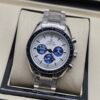 Omega — cronógrafo con esfera blanca y subesferas azules, brazalete de acero