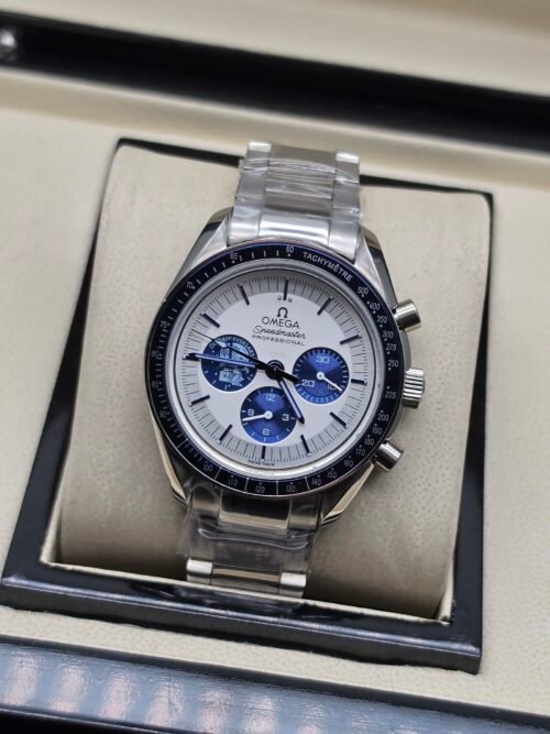 Omega — cronógrafo con esfera blanca y subesferas azules, brazalete de acero