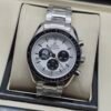 Omega — cronógrafo con esfera blanca y subesferas negras, brazalete de acero