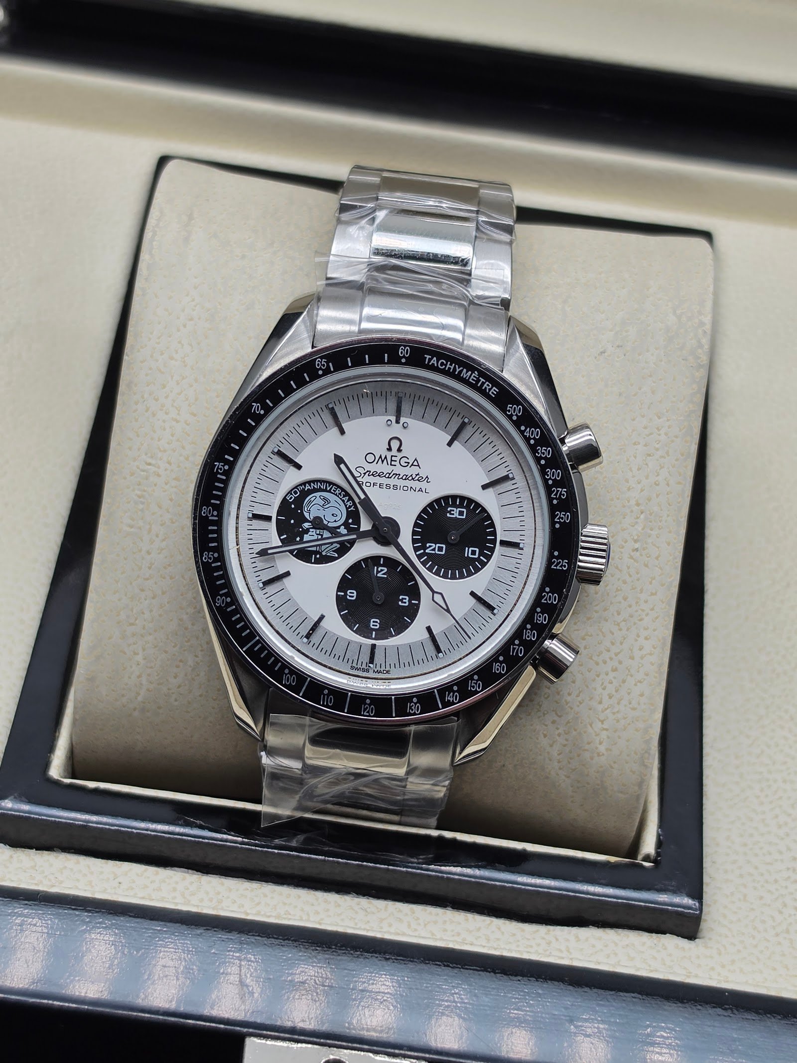 Omega — cronógrafo con esfera blanca y subesferas negras, brazalete de acero