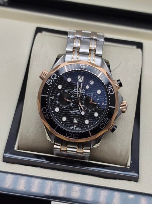 Omega — cronógrafo con esfera negra ondulada, bisel oro rosa y brazalete bicolor