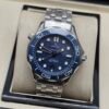 Omega — esfera azul ondulada, bisel azul y brazalete de acero