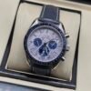 Omega — cronógrafo con esfera plateada texturizada y subesferas azules, correa de cuero azul