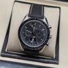 Omega — cronógrafo con esfera negra y detalles rojos, correa de cuero negra