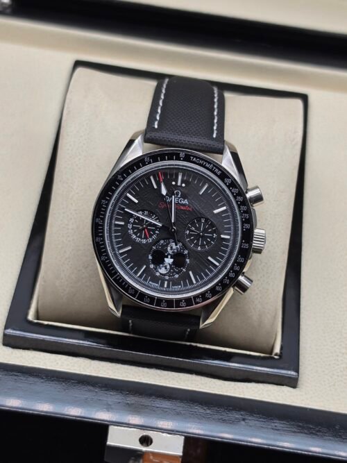 Omega — cronógrafo con esfera negra y detalles rojos, correa de cuero negra