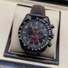 Omega — cronógrafo todo negro con detalles rojos y correa negra