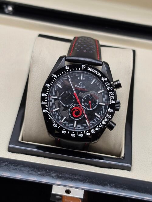 Omega — cronógrafo todo negro con detalles rojos y correa negra
