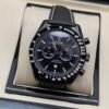 Omega — cronógrafo todo negro con correa de cuero negra