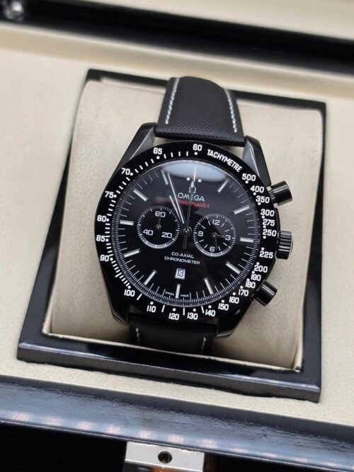 Omega — cronógrafo todo negro con correa de cuero negra