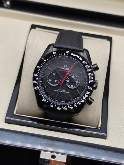 Omega — cronógrafo negro con aguja roja, caja negra y correa negra