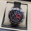 Omega — cronógrafo con esfera negra y detalles rojos, correa de caucho negra