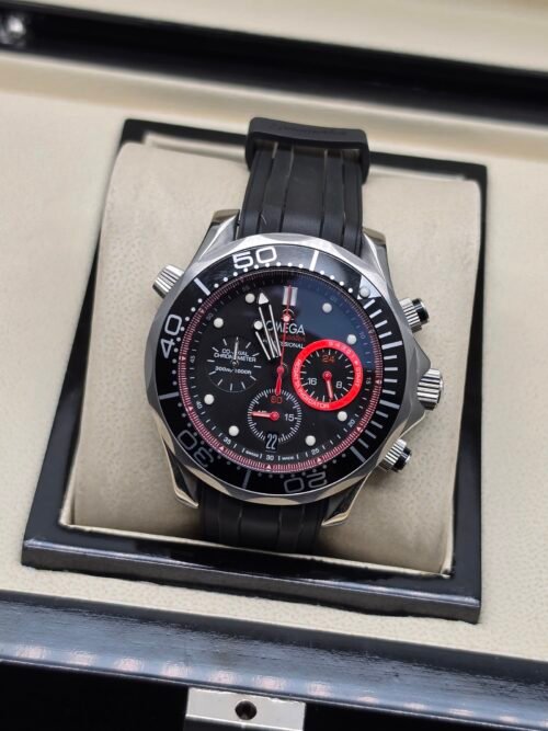 Omega — cronógrafo con esfera negra y detalles rojos, correa de caucho negra