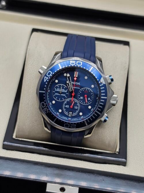 Omega — cronógrafo con esfera azul, bisel azul y correa de caucho azul