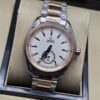Omega — esfera blanca texturizada, bisel oro rosa y brazalete bicolor