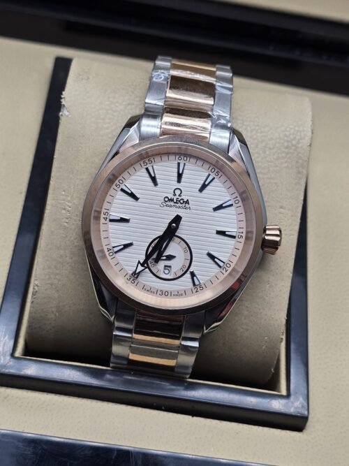 Omega — esfera blanca texturizada, bisel oro rosa y brazalete bicolor