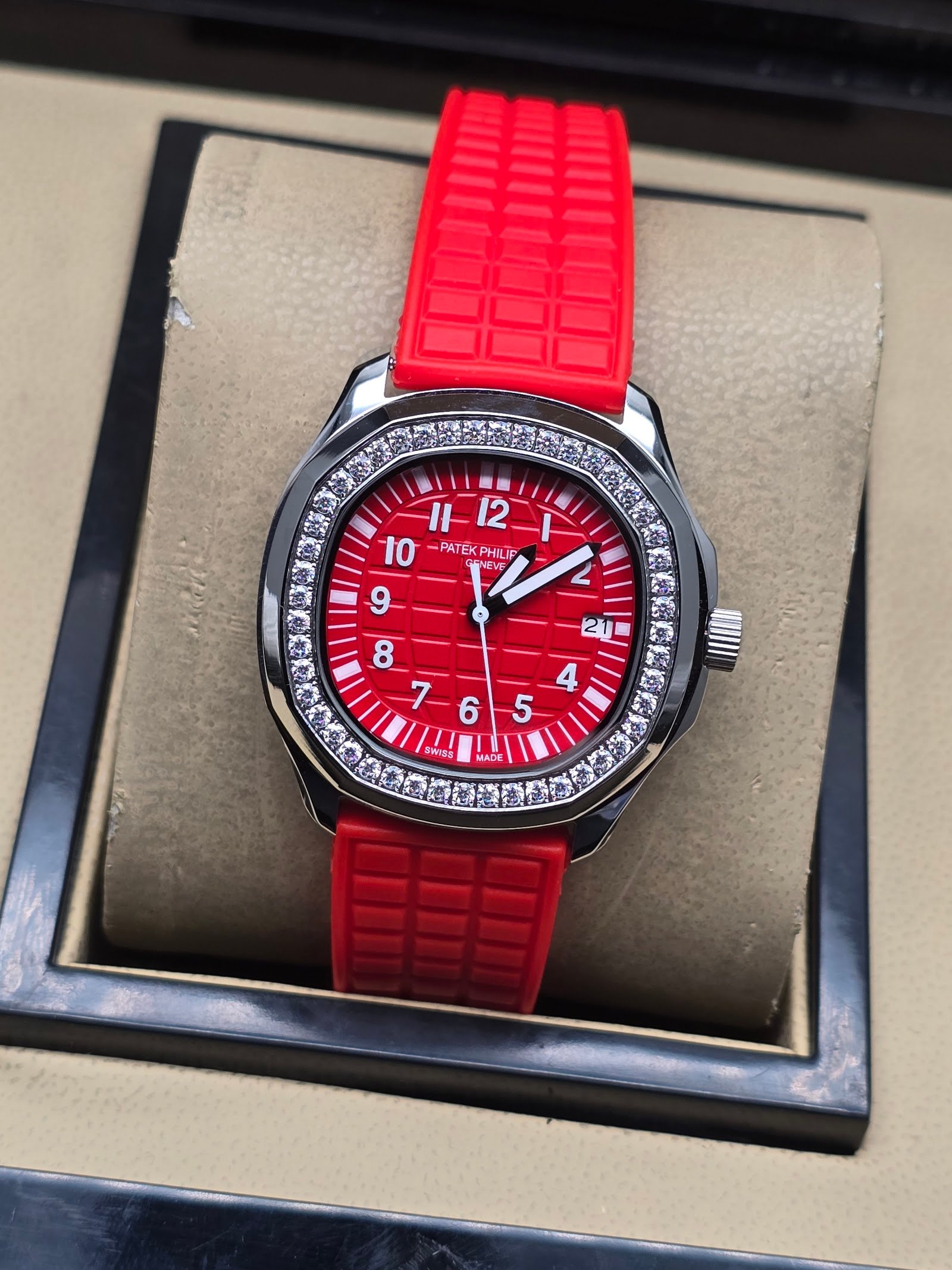Patek Philippe — esfera roja, bisel de brillantes y correa de caucho roja