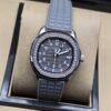 Patek Philippe — esfera gris, bisel de brillantes y correa de caucho gris