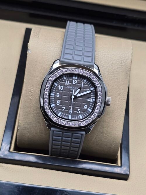 Patek Philippe — esfera gris, bisel de brillantes y correa de caucho gris