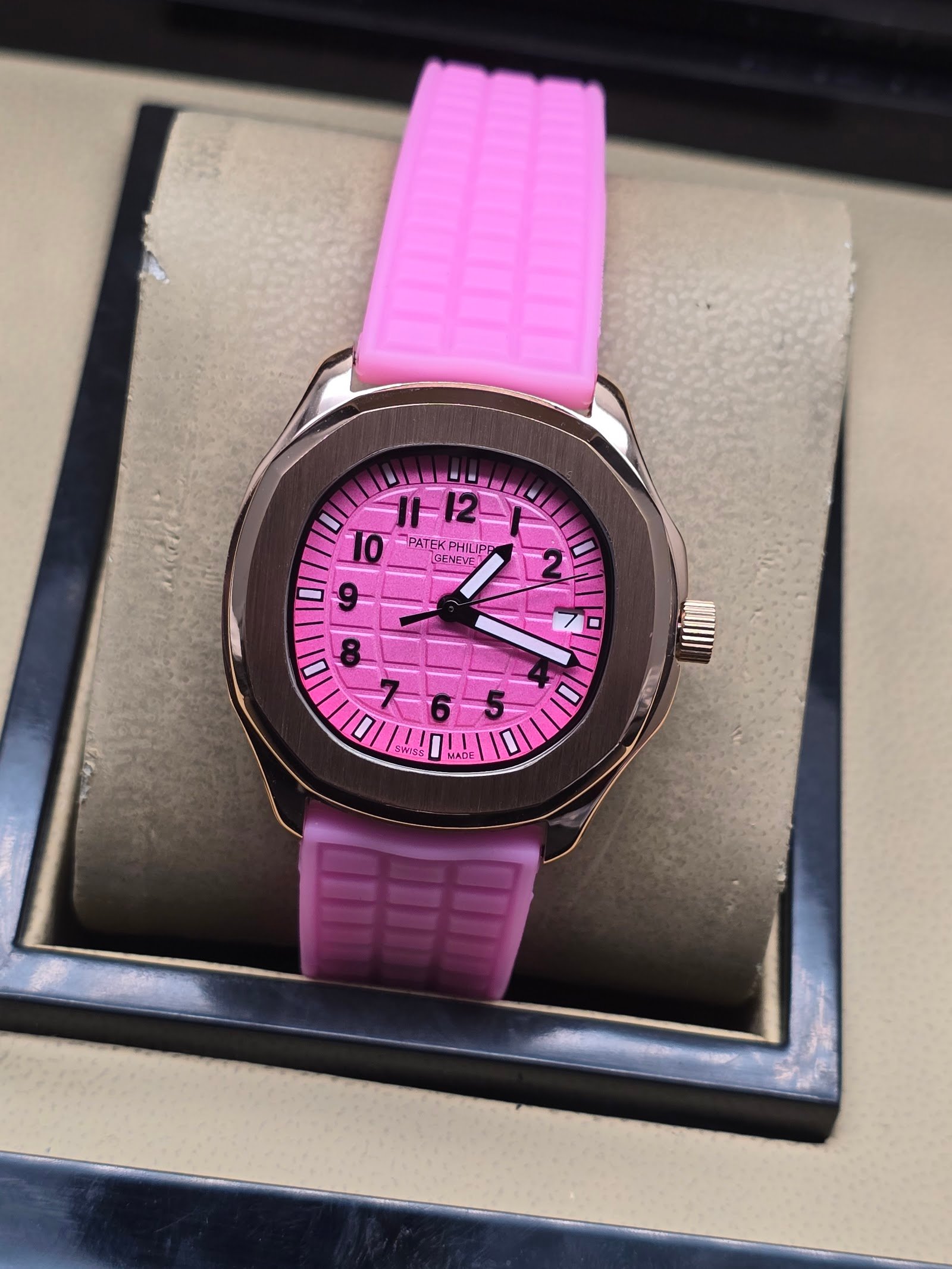 Patek Philippe — esfera fucsia, caja oro rosa y correa de caucho rosada