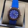 Patek Philippe — esfera azul, caja oro rosa y correa de caucho azul