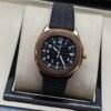 Patek Philippe — esfera negra, caja oro rosa y correa de caucho negra